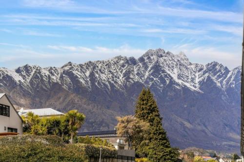 Lakeview Lookout | Lake & Mountain Views Cosy studio - image 2