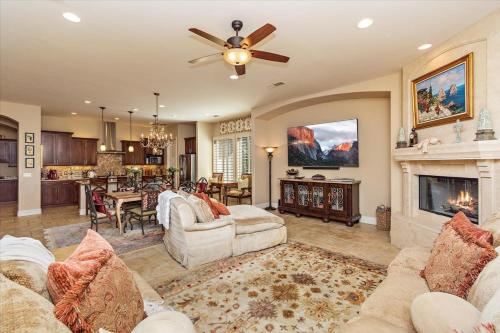 Villa Barhi - A Mediterranean Palazzo in ทาวซันด์ ปาล์ม (CA)