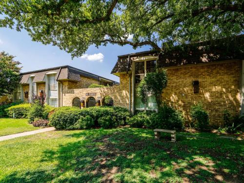 Spacious Preston Hollow Condo in Vickery Meadow