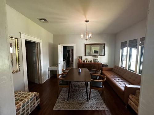 Farmhouse Oasis w Pool Heated Spa Treehouse and Game Room Located Centrally off I-4 in Plant City (Florida)