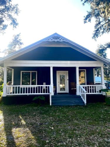 Farmhouse Oasis w Pool Heated Spa Treehouse and Game Room Located Centrally off I-4 in Plant City (Florida)