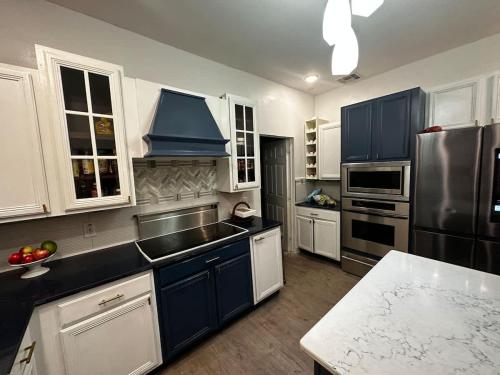 Farmhouse Oasis w Pool Heated Spa Treehouse and Game Room Located Centrally off I-4 in Plant City (Florida)