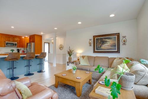 Modern Creekside Home 9 Mi to Downtown Denver in Lakewood, USA