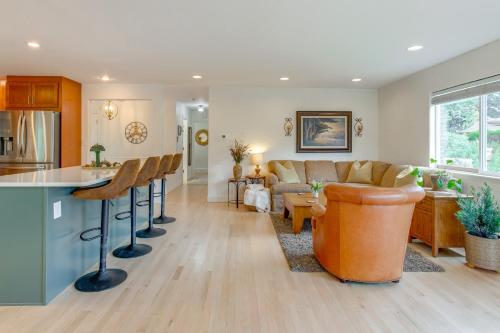 Modern Creekside Home: 9 Mi To Downtown Denver - Lakewood Vineyard, Lakewood