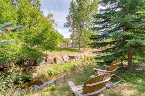 Modern Creekside Home 9 Mi to Downtown Denver in Lakewood, USA