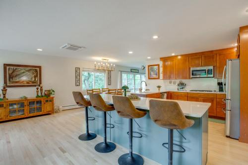 Modern Creekside Home 9 Mi to Downtown Denver in Lakewood, USA