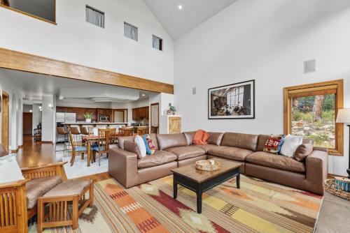 Blue River Escape Hot Tub Views and Game Room near McCullough Gulch Trailhead