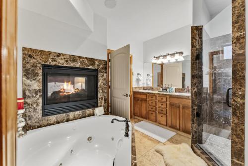 Blue River Escape Hot Tub Views and Game Room near McCullough Gulch Trailhead