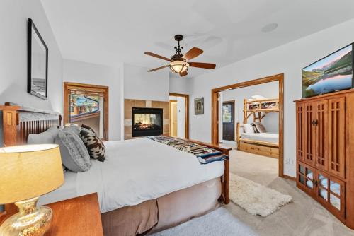 Blue River Escape Hot Tub Views and Game Room near McCullough Gulch Trailhead