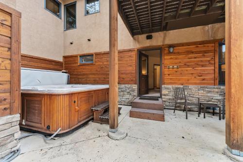 Blue River Escape Hot Tub Views and Game Room near McCullough Gulch Trailhead
