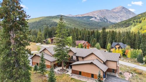 Blue River Escape Hot Tub Views and Game Room near McCullough Gulch Trailhead