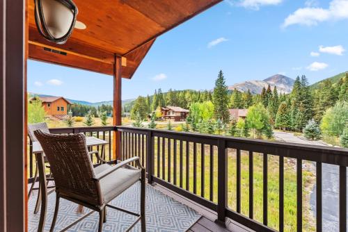 Blue River Escape Hot Tub Views and Game Room near McCullough Gulch Trailhead