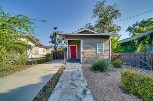 Walk to Alamodome! Central San Antonio Home