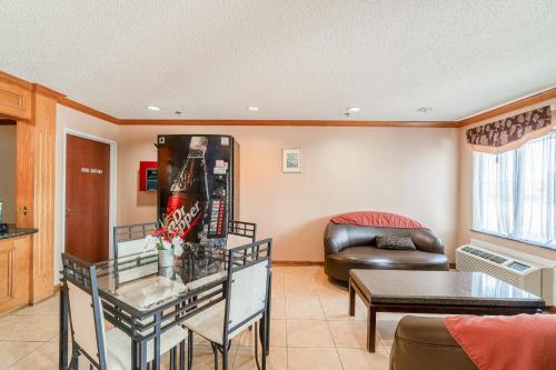 Előcsarnok, Capital O Fairway Inn - Baytown La Porte TX in La Porte