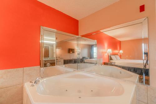 Pezsgőfürdő, Capital O Fairway Inn - Baytown La Porte TX in La Porte