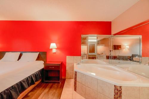 Pezsgőfürdő, Capital O Fairway Inn - Baytown La Porte TX in La Porte