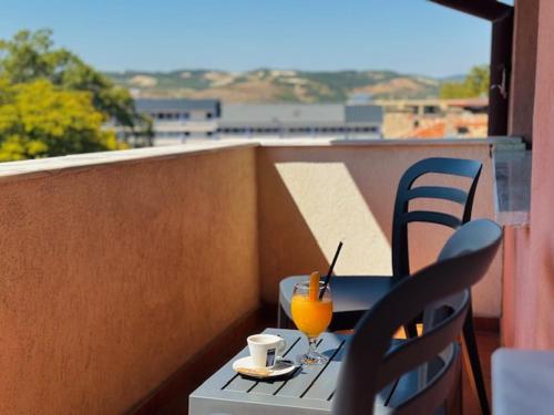 Erkély/terasz, Hotel Berito in Momchilgrad