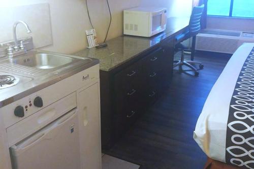Capital O Fairway Inn - Baytown La Porte TX - 주방