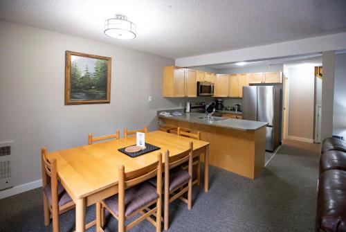 พาโนรามา แวเคชั่น รีทรีต แอท ฮอร์สทิฟ ลอดจ์ (Panorama Vacation Retreat at Horsethief Lodge) in พาโนรามา (BC)