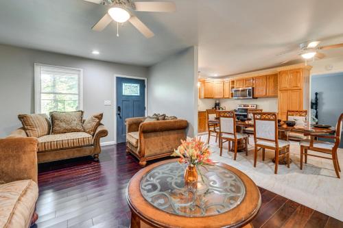 Waterfront Home with Deck and Yard, 4 Mi to Farmville! in ฟาร์มวิลล์ (เวอร์จิเนีย)