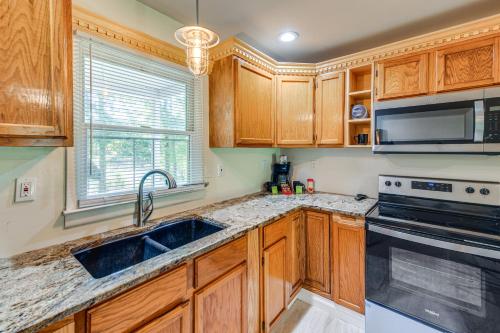 Waterfront Home with Deck and Yard, 4 Mi to Farmville! in ฟาร์มวิลล์ (เวอร์จิเนีย)