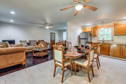 Waterfront Home with Deck and Yard, 4 Mi to Farmville! in ฟาร์มวิลล์ (เวอร์จิเนีย)