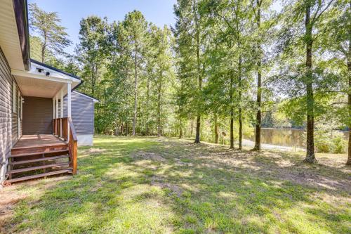 Waterfront Home with Deck and Yard, 4 Mi to Farmville! in ฟาร์มวิลล์ (เวอร์จิเนีย)