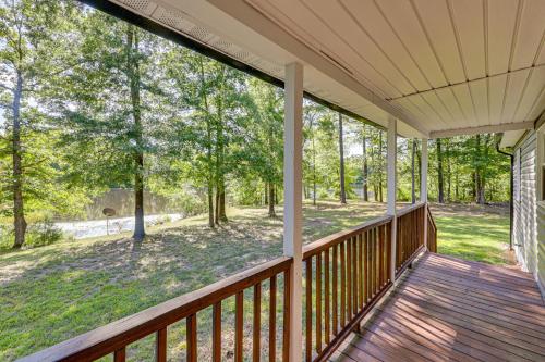 Waterfront Home with Deck and Yard, 4 Mi to Farmville! in ฟาร์มวิลล์ (เวอร์จิเนีย)