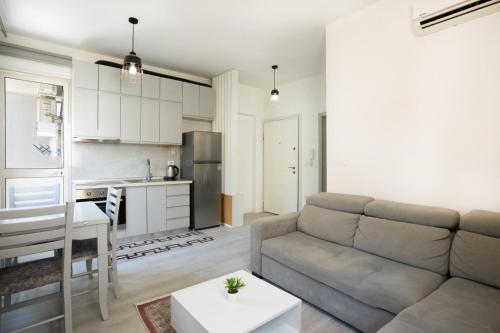 Elegant & Cozy 1-Bdr Hideaway, Тирана