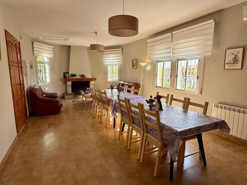 ห้องส่วนกลางสำหรับนั่งเล่น/ดูทีวี, Casa Generoso en Navalcán (Casa Generoso en Navalcan) in โอโรเปซา