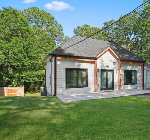 The Black Bungalow-Mins to Mercedes Benz Stadium in Collier Heights