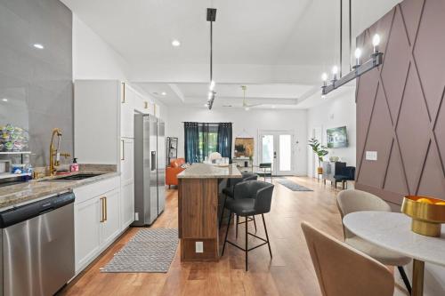 The Black Bungalow-Mins to Mercedes Benz Stadium in Collier Heights