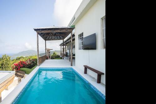 สระว่ายน้ำ, Breezy Castle Villa with private pool overlooking the Sea and Blue Mountains in พอร์ต มาเรีย