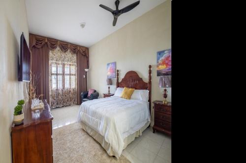 Breezy Castle Villa with private pool overlooking the Sea and Blue Mountains in พอร์ต มาเรีย