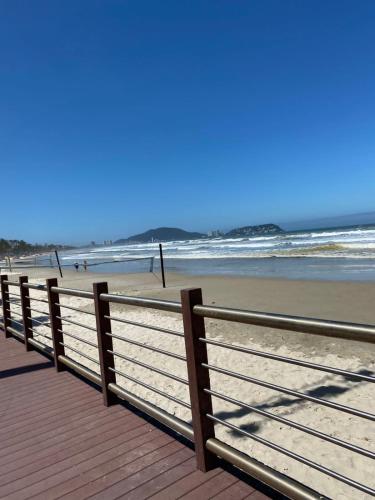 Apto Praia Enseada, Guaruja 1 quarto para 4 pessoas near Restaurante Cantinho Da Familia