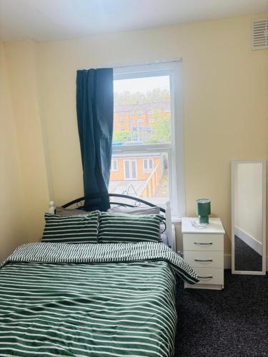 Stay Cheap & Comfy Manor Park chambre d'hôte Manor Park Railway Station