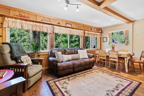 Lewis Creek cabin near Yosemite king beds in Oakhurst