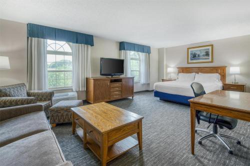 1 king bed, 1 sofa bed