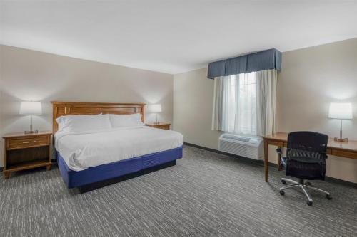 1 king bed, 1 double bed