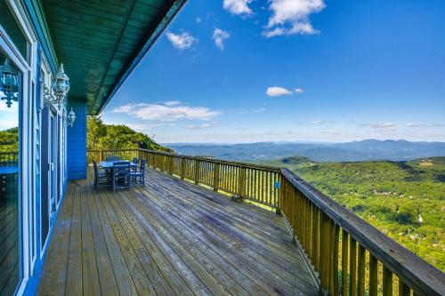 Beech Mtn Views, Next to Ski Resort Home with Decks in แบนเนอร์เอลค์ (นอร์ทแคโรไลนา)