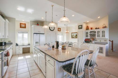 Beech Mtn Views, Next to Ski Resort Home with Decks in แบนเนอร์เอลค์ (นอร์ทแคโรไลนา)