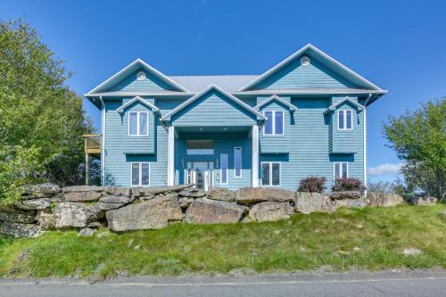 Beech Mtn Views, Next to Ski Resort Home with Decks in แบนเนอร์เอลค์ (นอร์ทแคโรไลนา)