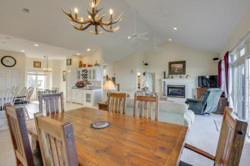 Beech Mtn Views, Next to Ski Resort Home with Decks in แบนเนอร์เอลค์ (นอร์ทแคโรไลนา)