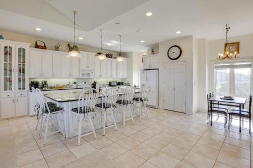 Beech Mtn Views, Next to Ski Resort Home with Decks in แบนเนอร์เอลค์ (นอร์ทแคโรไลนา)