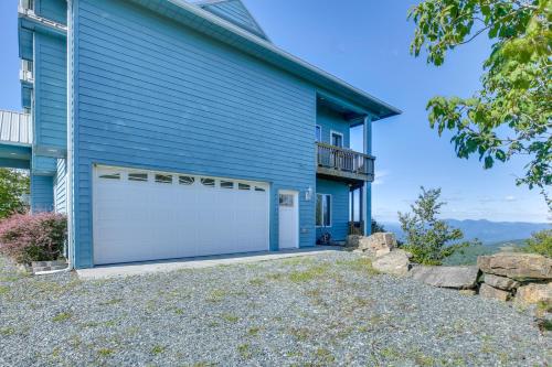 Beech Mtn Views, Next to Ski Resort Home with Decks in แบนเนอร์เอลค์ (นอร์ทแคโรไลนา)