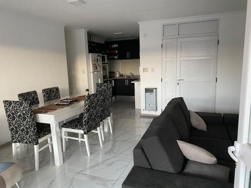 Casa con pileta, todos los servicios