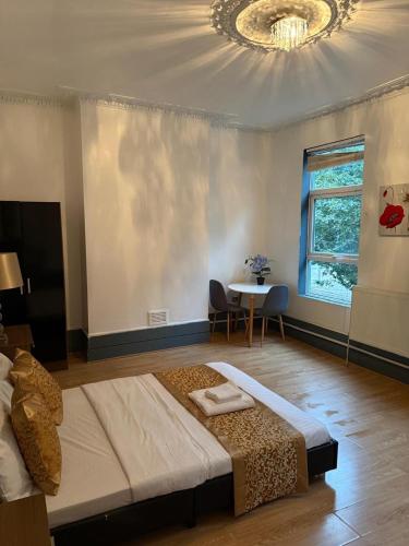 Cozy London House Retreat - image 14