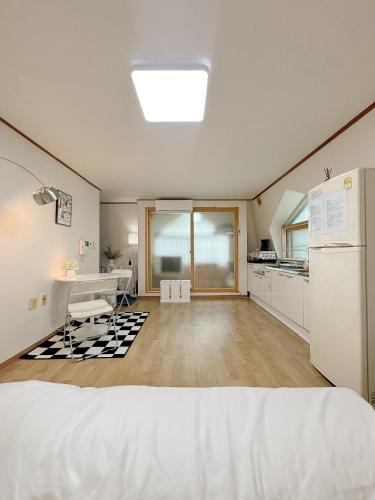 3'Near Hongdae Station, 30sec on foot, Сеул (фото 6)