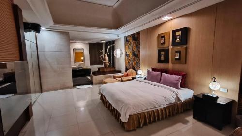 room detail thumbnail 0