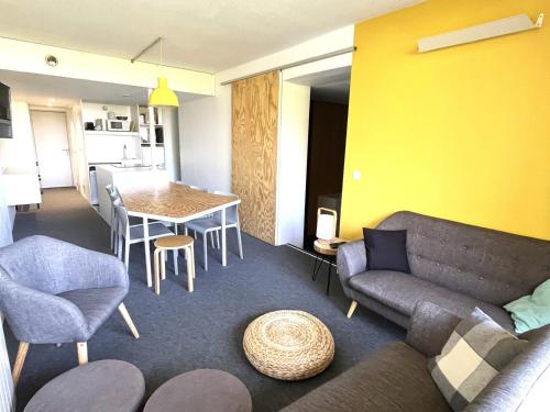 Appartement rénové 3 pièces avec balcon et WIFI - FR-1-346-533